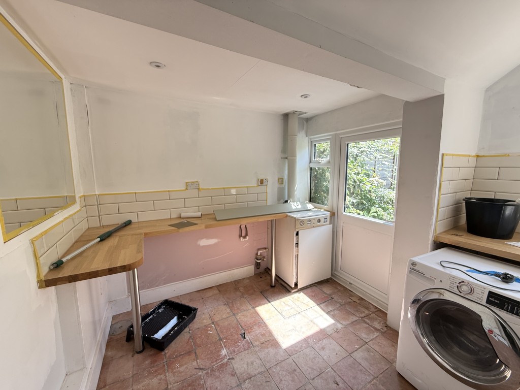 Lot: 134 - HOUSE FOR IMPROVEMENT WITH EXTENSIVE GARDEN - Alternative angle of the kitchen